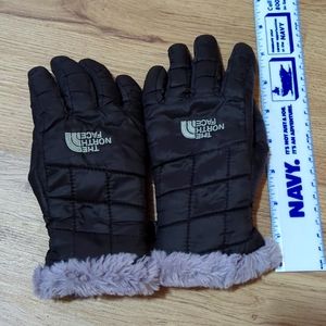 EUC Girl’s The North Face Black Winter Gloves. Soft fuzzy inside. Girl’s Small.